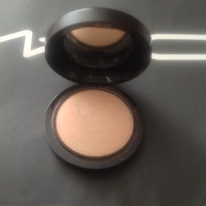 Gently Used MAC Mineralized Powder- Medium Plus
